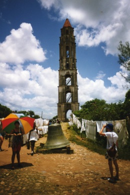 FINCA IZNAGA : tour de 7 étages coiffée d'un clocher et d'un poste d'observation d'où les propriétaires pouvaient superviser le travail …